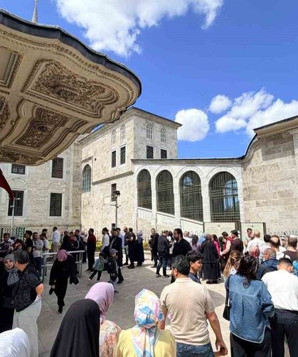 Fâtih Sultan Mehmed Han Türbesi'nde yoğunluk oluştu