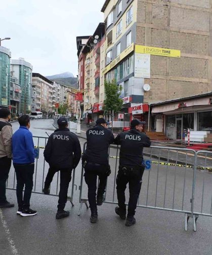 Hakkari'de temel kazısı paniği: Kayma sonucu iş yerleri mühürlendi