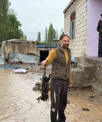 Iğdır'da sağanak sele dönüştü: Karakuyu köyünde evler ve araziler sular altında kaldı