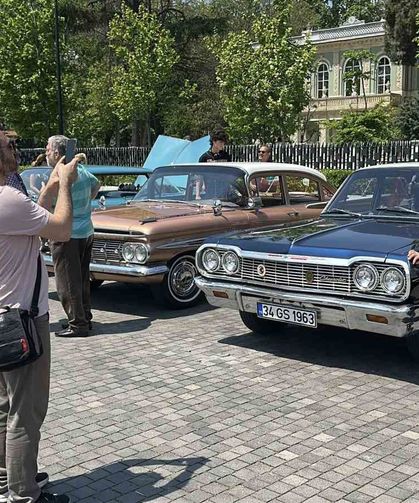 İstanbul'da 19 Mayıs coşkusu: Klasik otomobiller Beyoğlu'nu renklendirdi