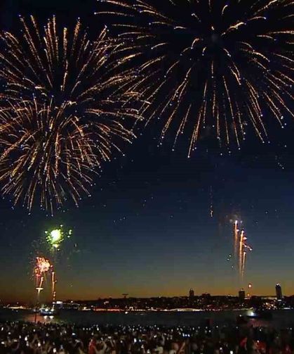 İstanbul'da fetih coşkusu: Boğaz'da havai fişek gösterisi