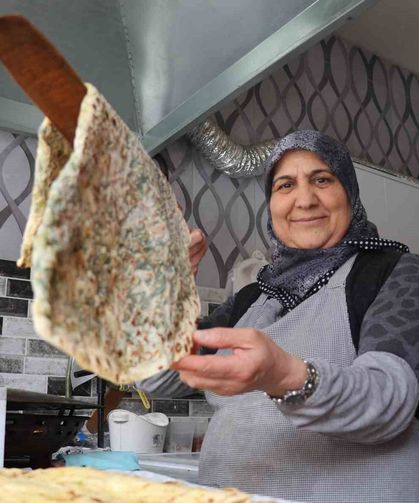 'Kadınsın yapamazsın' dediler, gözleme satarak 10 çocuk büyüttü