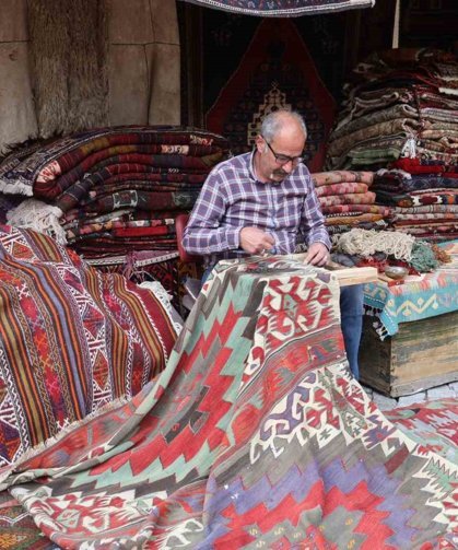 Kapadokya'da eski halılar ustaların elinde yeniden hayat buluyor