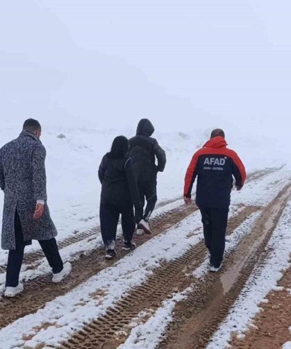 Kar sebebiyle mahsur kalan vatandaşlar ekipleri seferber etti