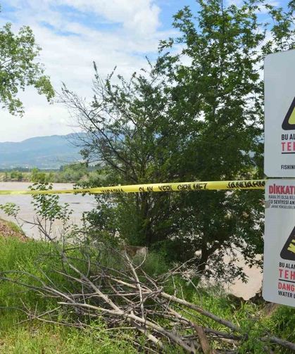 Kelkit çayı taştı, ağaçlık alan nehre dönüştü, seralar sular altında kaldı