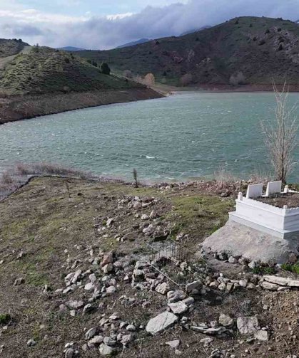 Köylünün suyla imtihanı, mezarlar bir görülüyor bir kayboluyor