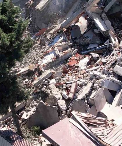 Küçükçekmece'de kentsel dönüşüm çalışması yapılan 5 katlı bina çöktü