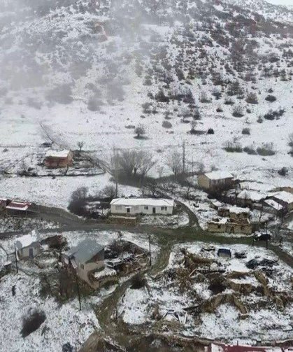 Mayısta kar sürprizi: Refahiye'de köyler beyaza büründü