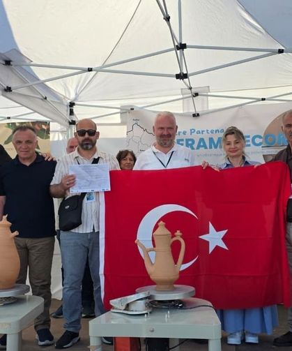 Menemen çömlekçiliği Fransa'da tarih yazdı