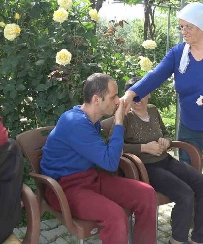 Ömrünü adadığı 3 engelli evladına gözü gibi bakıyor