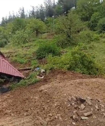 Osmaniye'de toprak kayması: Prefabrik ev devrildi, traktör göçük altında kaldı