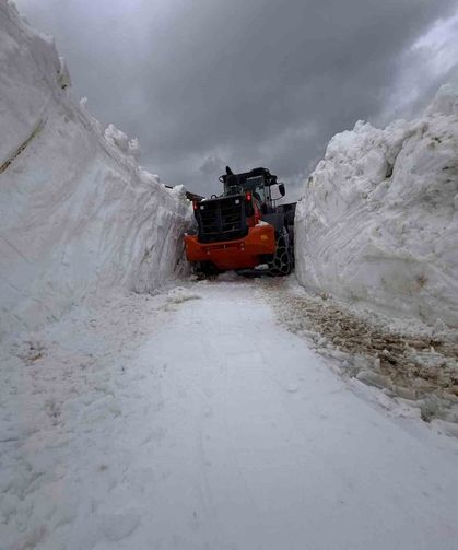 Rize'de karla kaplı yayla yolları tek tek ulaşıma açılıyor