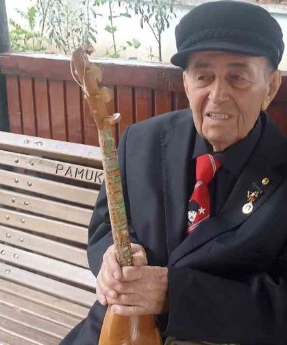 Sanatın çınarı elinde curasıyla gençlere türküleri sevdiriyor