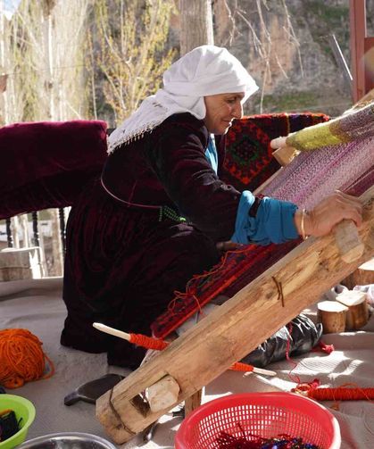 Şırnaklı kadınların ilmek ilmek işlediği seccadeler 20 bin liradan satılıyor