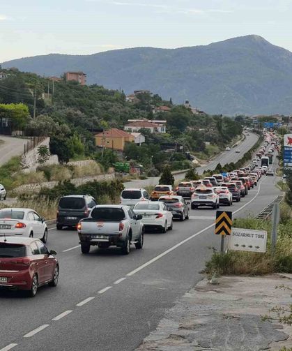 Tatilciler Muğla'ya akın etti: Araç kuyruğu 22 kilometreye ulaştı