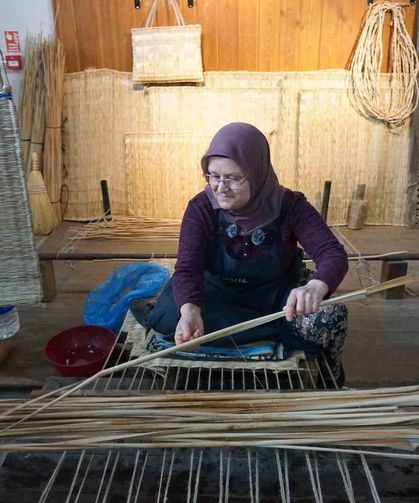 Teknolojiye inat hasır dokumacılığı Tire'de yaşatılmaya devam ediyor