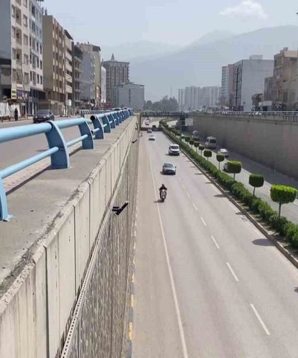 Ters yönde ilerleyerek çalan kornalara ve uyarılara aldırış etmeyen sürücü hayrete düşürdü