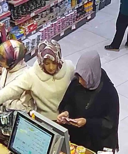 Teyze ve yeğenin çaldığı parayla alışveriş yaptığı anlar görüntülendi