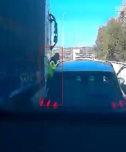 Yakıtı biten araca yardıma koşmuştu: Otoyol jandarması ölümden döndü