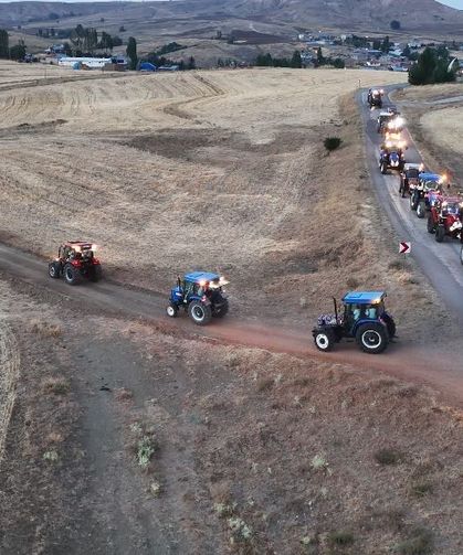 Yıllardır özel günlerde yapılıyor, traktörüne binen konvoya katılıyor