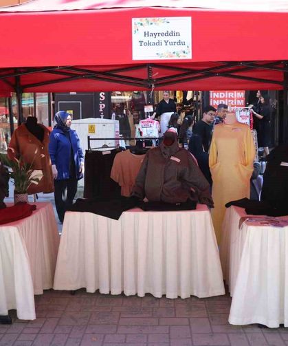 Yurtta kalan kızların ürettiği el emeği ürünler beğeni topladı