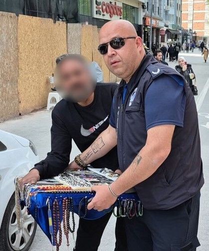 Zabıtanın müdahale ettiği seyyar satıcı basını da görünce şok oldu: 'Sen kimsin?'