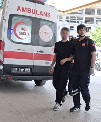 Sınavda rahatsızlanan genç ambulansla hastaneye sevk edildi