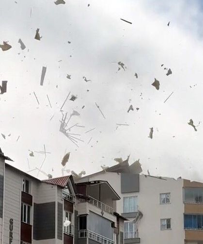 Ahlat'ta hortum çatıları uçurdu