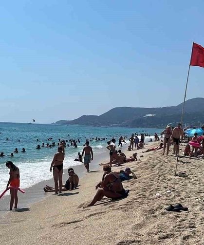 Alanya'da hava 32, deniz 26 dereceyi gördü, turistler sahillere akın etti