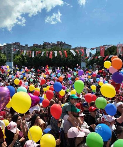 Beylikdüzü'nde kanseri yenen 9 yaşındaki Almira için binlerce balon gökyüzüne bırakıldı