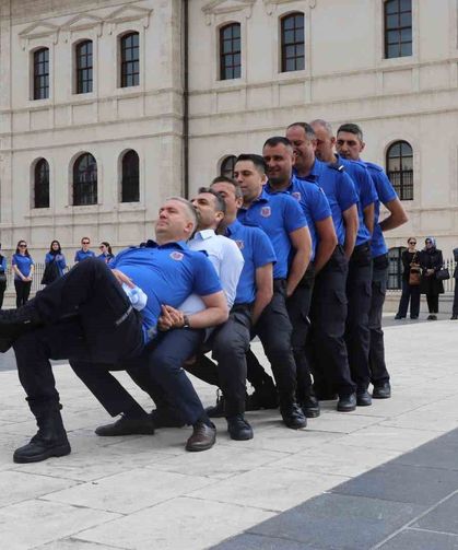 Bir zamanların gardiyanlarından sempatik hareketler