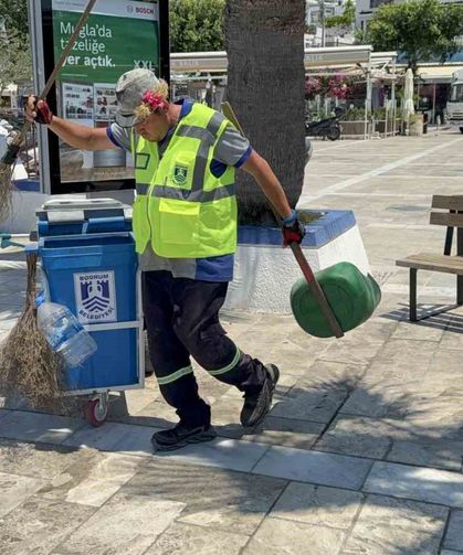 Bodrum sokaklarını müzikle temizliyor