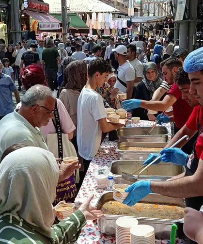 Bursa'da 30 yıllık gelenek...Tuzpazarı esnafı 5 bin kişiye aşure ikram etti