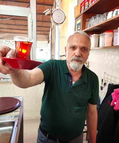 Çay demlerken şiir yazıyor: 40 yıllık çaycı şiirleriyle gönül ısıtıyor