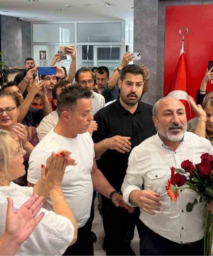 CHP İzmir İl Başkanlığı'nda 'Karanfil' gerginliği