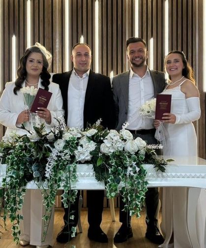 Çocukluk arkadaşları aynı gün evlenip, birbirlerinin nikah şahidi oldu