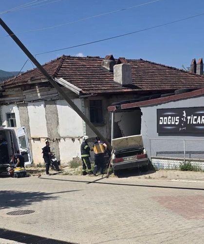 Deponun duvarına çarpan otomobildeki yaşlı karı koca hayatını kaybetti