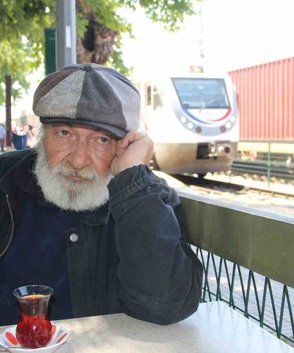Evsiz kaldı trenler evi oldu