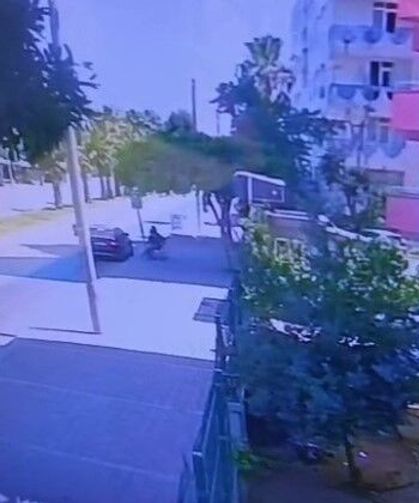 Genç kadını çocuğunun yanında hem dövdüler hem de videoya çektiler