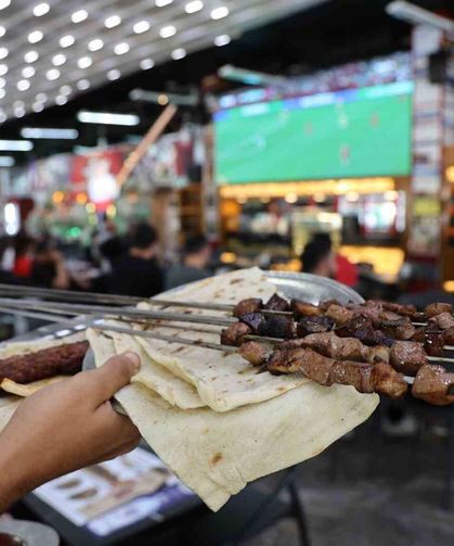 Hem ciğer yediler hem de dev ekranda maçı izlediler
