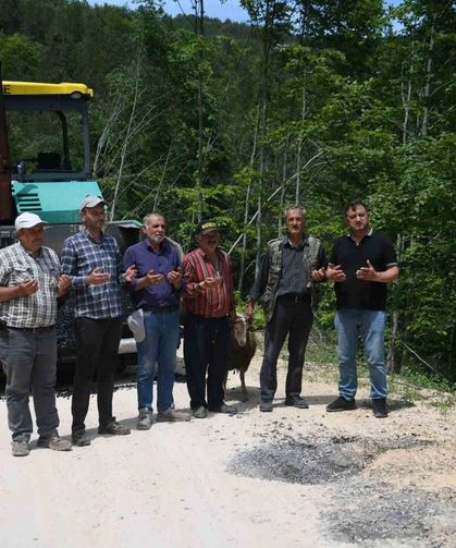 Köy yolları asfaltlanan vatandaşlar şükür kurbanı kesti