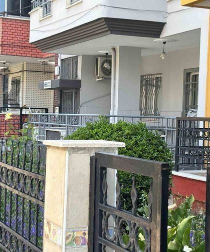 Manisa'da eşini öldüren adam, annesini kurtarmaya çalışan kızını da darbetti