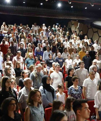 Merkezefendi Belediyesi Kent Tiyatrosu'nda yılsonu heyecanı