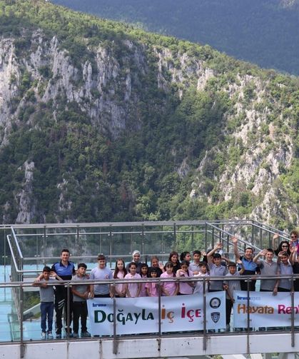 Öğrenciler 450 metre yüksekteki seyir terası ve kanyonu gezdi