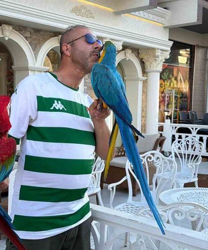 Onları görenler dönüp bir daha bakıyor