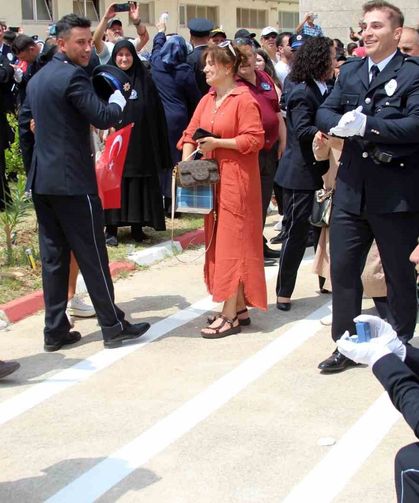 Polis yemin töreninin ardından sürpriz evlilik teklifi