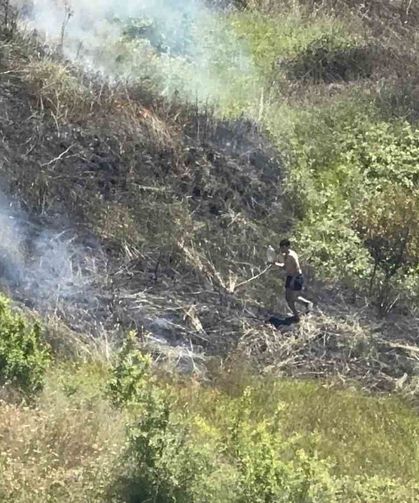 Sahildeki vatandaşlar alevleri görünce kovalarla yangın bölgesine koştu