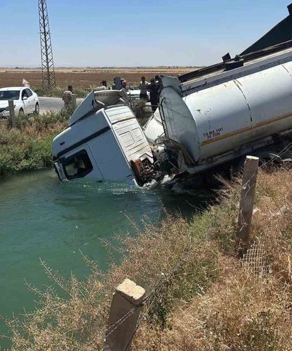 Şanlıurfa'da tanker ve kamyon sulama kanalına düştü: 2 yaralı