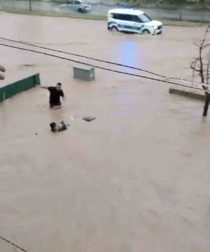 Sel sularına kapılan yaşlı adamı son anda kurtardılar