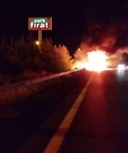 Seyir halindeki tır alev alev yanarak kullanılamaz hale geldi